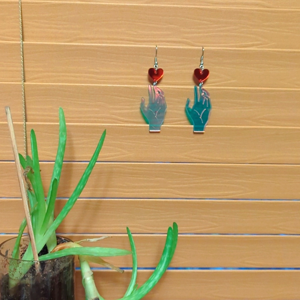 NWT/IP: (unbranded)🔥🧟❤️👋ZOMBIE HAND W/HEART👋❤️🧟🔥 acrylic dangle earrings!